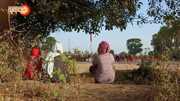 Local people watching the graduation of PDFs