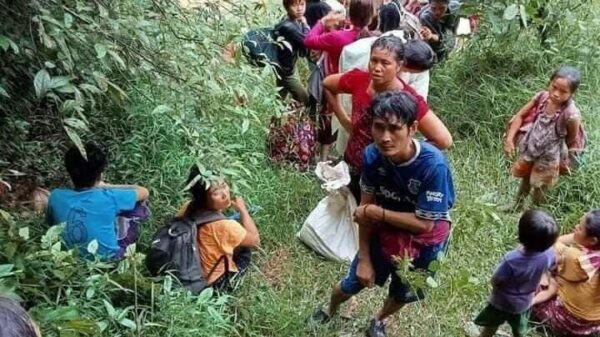 (ကရင်ပြည်နယ်ရှိ စစ်​ဘေး​ရှောင် ​ဒေသခံပြည်သူများအား ​တွေ့ရစဥ်၊ ဓာတ်ပုံ - KNU)