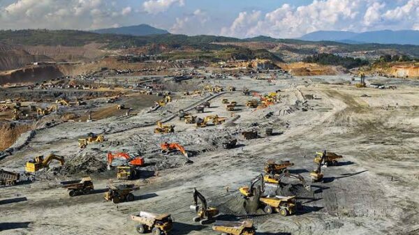 (ဖားကန့်တွင်​ကျောက်စိမ်းတူး​ဖော်​နေ​သော စက်ယန္တရားများကို ၂၀၂၀ ခုနှစ်က​တွေ့ရစဥ်။ ။ဓါတ်ပုံ-BNI)