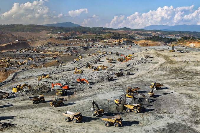 (ဖားကန့်တွင်​ကျောက်စိမ်းတူး​ဖော်​နေ​သော စက်ယန္တရားများကို ၂၀၂၀ ခုနှစ်က​တွေ့ရစဥ်။ ။ဓါတ်ပုံ-BNI)