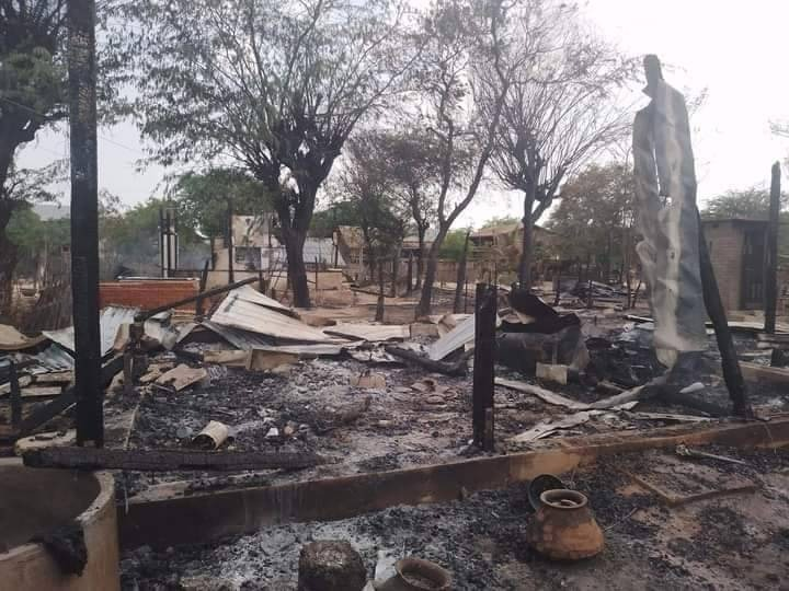 (မြောင်မြို့နယ် ဇရပ်ကုန်းကျေးရွာ မီးလောင်ကျွမ်းပြီးနောက် တွေ့ရစဥ်။)