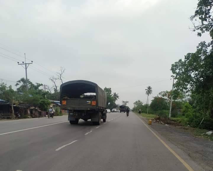 (မိုးကုတ်-မန္တလေးလမ်းမကြီးပေါ်တွင် ဖြတ်သန်းလာသော အကြမ်းဖက်စစ်ကောင်စီယာဥ်တန်းအား မေလဆန်းပိုင်းက တွေ့ရစဥ်။ ။ဓါတ်ပုံ-CJ)