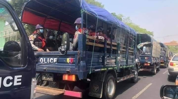 (ရန်ကုန်မြို့တွင် ကင်းလှည့်နေသော စစ်ကောင်စီလက်အောက်ခံ ရဲတပ်ဖွဲ့ဖြစ်သည်။ဓာတ်ပုံ - CJ)