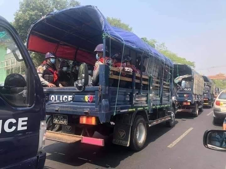 (ရန်ကုန်မြို့တွင် ကင်းလှည့်နေသော စစ်ကောင်စီလက်အောက်ခံ ရဲတပ်ဖွဲ့ဖြစ်သည်။ဓာတ်ပုံ - CJ)