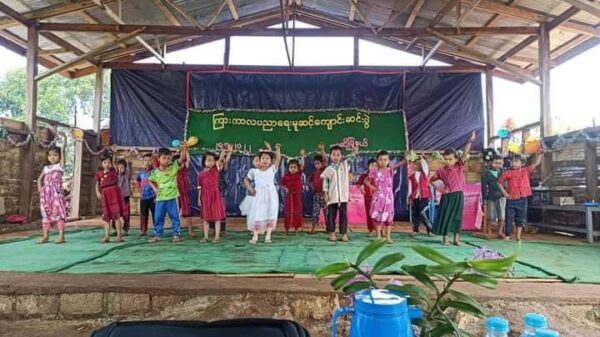 (တိုင်းရင်းသားလက်နက်ကိုင်အဖွဲ့များ နှင့် PDFများထိန်းချုပ်ရာ​ဒေသတွင် ကြားကာလပညာ​ရေးစနစ်ဖြင့်ပညာသင်ကြားပြီး ​ကျောင်းဆင်းပွဲနှင့်ပြိုင်ပွဲတွင်ဝသ်​ရောက်ဆင်နွှဲ​နေ​သောက​လေးငယ်များ။ ဓါတ်ပုံ-ကယားပြည်နယ်လုံးဆိုင်ရာ အခြေခံပညာ ဆရာ၊ ဆရာမများသမဂ္ဂ)