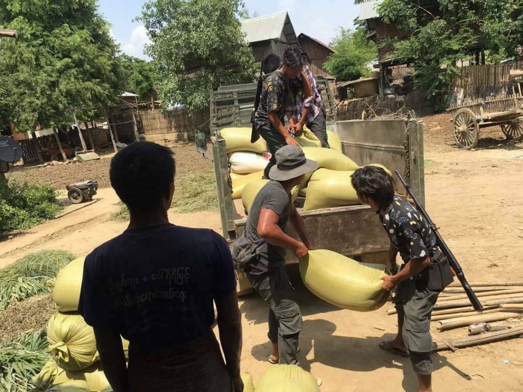 မီးရှို့ဖျက်ဆီးခြင်းခံခဲ့ရသော အိမ်ထောင်စုများအတွက် ငွေနှင့်ဆန်များ ထောက်ပံ့