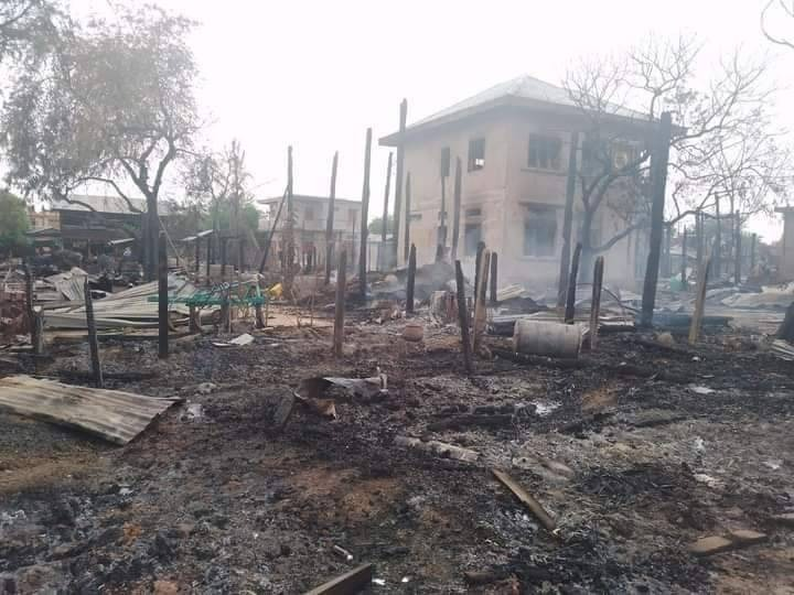 (မြောင်မြို့နယ် ဇရပ်ကုန်းကျေးရွာ မီးလောင်ကျွမ်းပြီးနောက် တွေ့ရစဥ်။)