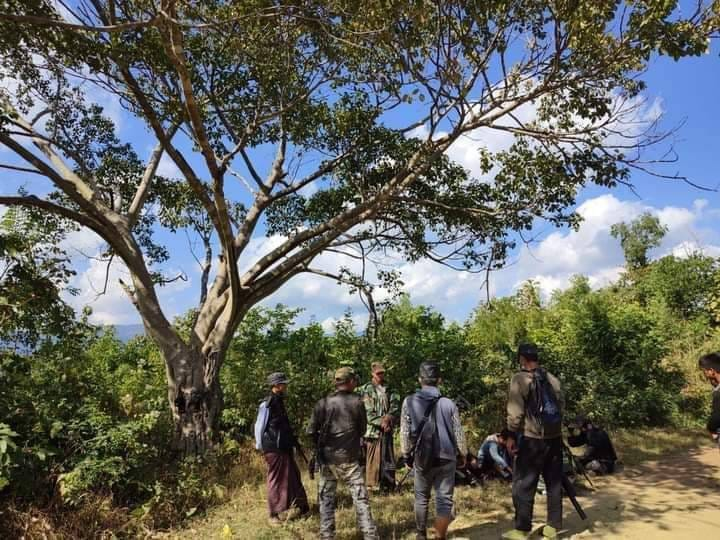 (မြန်မာ့တော်ဝင်နဂါးတပ်တော်မှ ရဲဘော်များအား တွေ့ရစဥ်)