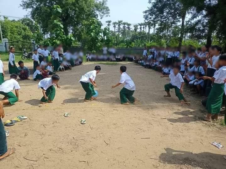 (တိုင်းရင်းသားလက်နက်ကိုင်အဖွဲ့များ နှင့် PDFများထိန်းချုပ်ရာဒေသတွင် ကြားကာလပညာရေးစနစ်ဖြင့်ပညာသင်ကြားပြီး ကျောင်းဆင်းပွဲနှင့်ပြိုင်ပွဲတွင်ဝသ်ရောက်ဆင်နွှဲနေသောကလေးငယ်များ။ ဓါတ်ပုံ-ကယားပြည်နယ်လုံးဆိုင်ရာ အခြေခံပညာ ဆရာ၊ ဆရာမများသမဂ္ဂ)