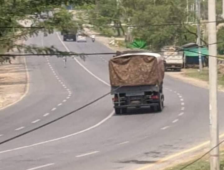 (ဧပြီလကုန်ပိုင်းက မုံရွာ-မန္တလေးလမ်းပေါ်တွေ့ရသည့် အကြမ်းဖက်စစ်ကောင်စီယာဥ်တစ်စီး ။ဓါတ်ပုံ-CJ)