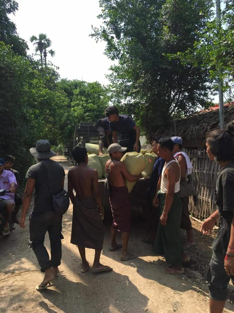မီးရှို့ဖျက်ဆီးခြင်းခံခဲ့ရသော အိမ်ထောင်စုများအတွက် ငွေနှင့်ဆန်များ ထောက်ပံ့