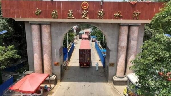 (ချင်း​ရွှေ​​ဟော နယ်စပ်ဂိတ်မှတစ်ဆင့် မြန်မာနိုင်ငံအတွင်း​ဝင်​ရောက်လာ​သောတရုတ်ကွန်တိန်နာကားများ။ ဓါတ်ပုံ-CRI)