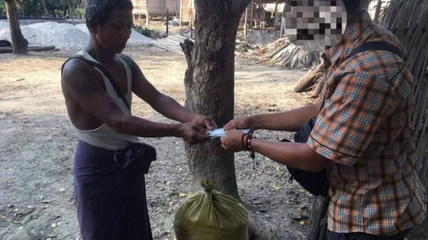 မီးရှို့ဖျက်ဆီးခြင်းခံခဲ့ရသော အိမ်ထောင်စုများအတွက် ငွေနှင့်ဆန်များ ထောက်ပံ့