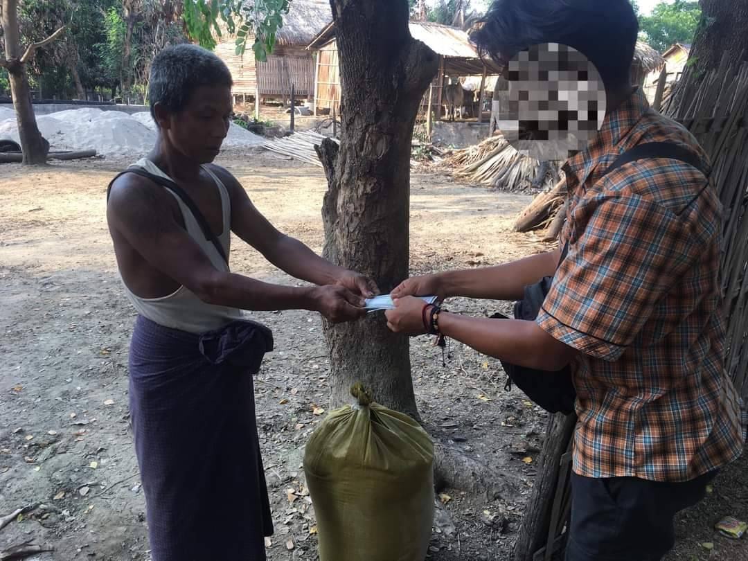 မီးရှို့ဖျက်ဆီးခြင်းခံခဲ့ရသော အိမ်ထောင်စုများအတွက် ငွေနှင့်ဆန်များ ထောက်ပံ့