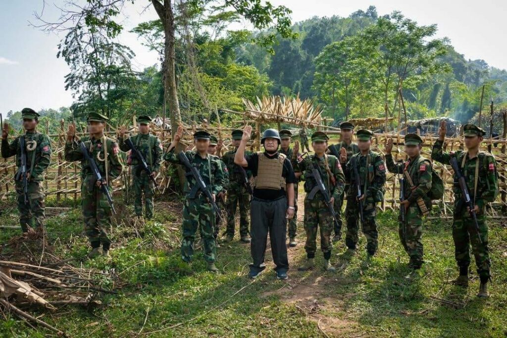 NUGယာယီသမ္မတ ရှေ့တန်းစခန်းတစ်နေရာသို့ သွားရောက်