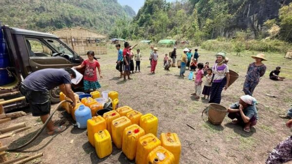 (ကရင်နီပြည်နယ်ရှိ စစ်ဘေးရှောင် ပြည်သူများ အားတွေ့ရစဥ်)