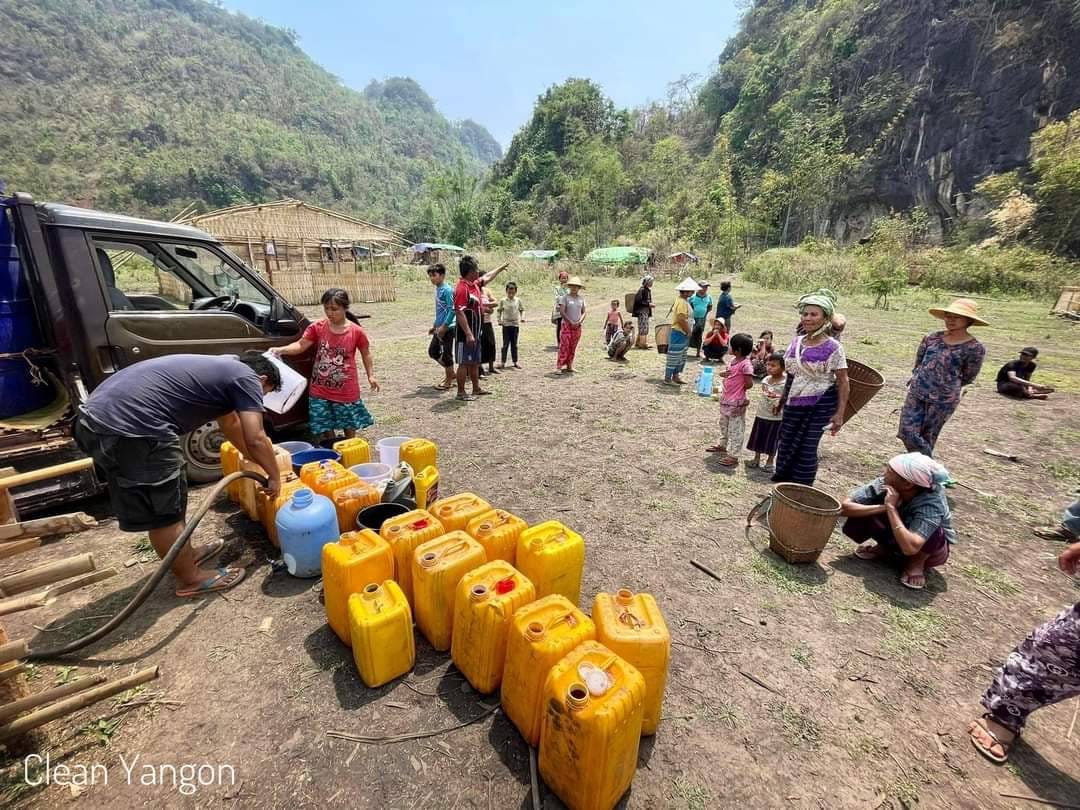 (ကရင်နီပြည်နယ်ရှိ စစ်ဘေးရှောင် ပြည်သူများ အားတွေ့ရစဥ်)