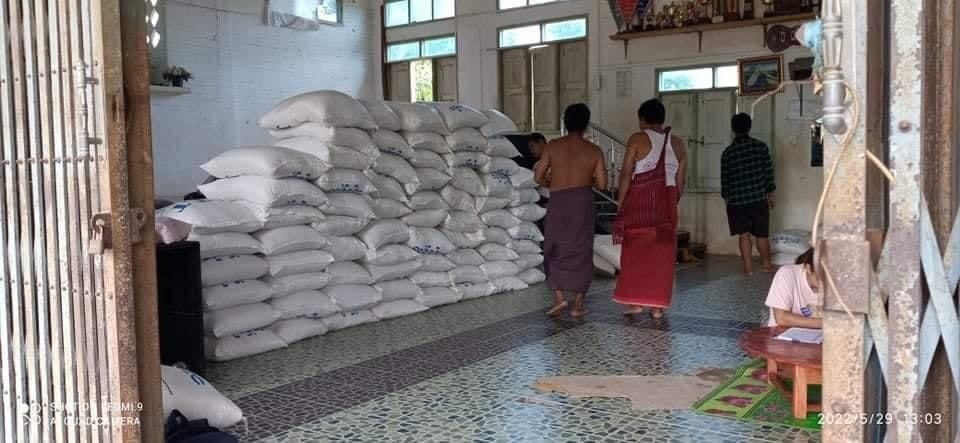 စစ်ဘေးရှောင်တွေထံ စားနပ်ရိက္ခာဝေငှ