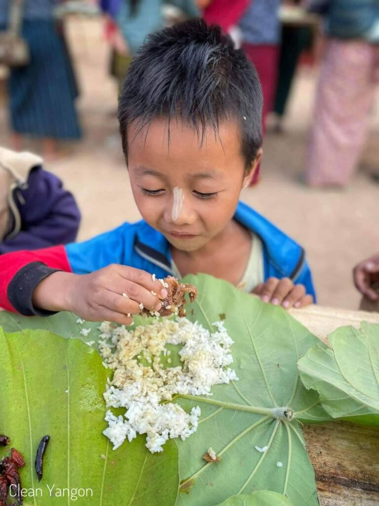 (ကရင်နီပြည်နယ်ရှိ စစ်ဘေးရှောင် ပြည်သူများ အားတွေ့ရစဥ်)