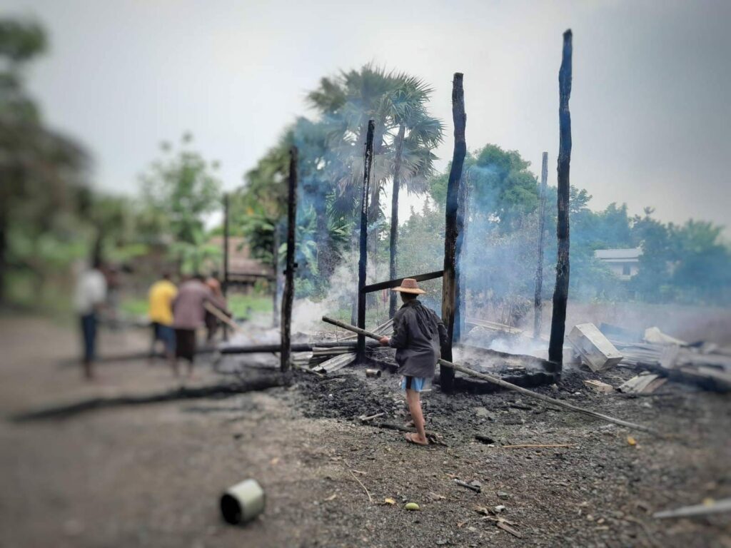 (စစ်ကောင်စီတပ်က ထောက်ပို့တဲအချို့နှင့် ပြည်သူ့နေအိမ်များကို မီးရှို့ခဲ့သည်။ ။ဓါတ်ပုံ-CJ)