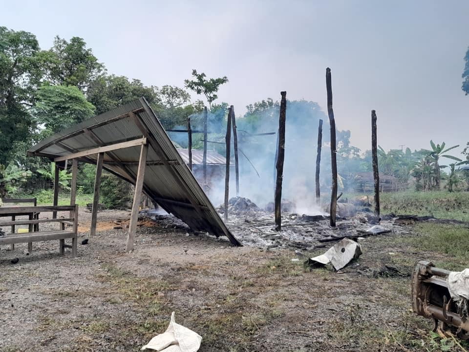 (စစ်​ကောင်စီတပ်က ​ထောက်ပို့တဲအချို့နှင့် ပြည်သူ့​နေအိမ်များကို မီးရှို့ခဲ့သည်။ ။ဓါတ်ပုံ-CJ)
