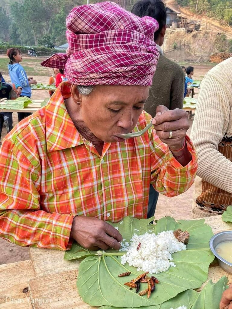 (ကရင်နီပြည်နယ်ရှိ စစ်ဘေးရှောင် ပြည်သူများ အားတွေ့ရစဥ်)