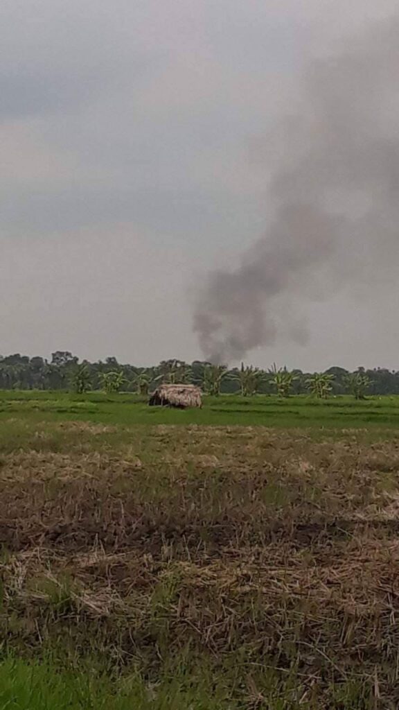 (စစ်ကောင်စီတပ်မှ တည်တောရွာအား မေ ၃၁မီးရှို့ဖျက်ဆီးနေသည်ကို အဝေးမှ မြင်တွေ့ရစဥ်။ ။ဓါတ်ပုံ-ပေးပို့)