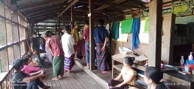 စစ်ဘေးရှောင်တွေထံ စားနပ်ရိက္ခာဝေငှ