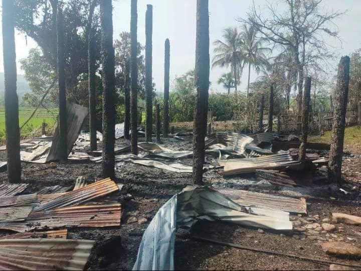 ကျော(ကပစ)မှ ထွက်လာသည့် စစ်ကောင်စီယာဉ်တန်း ထီးလင်းရှိ ရွာအချို့မှ နေအိမ်၊စပါးကျီနှင့် ဆိုင်ကယ်များ မီးရှို့ဖျက်ဆီးသွား