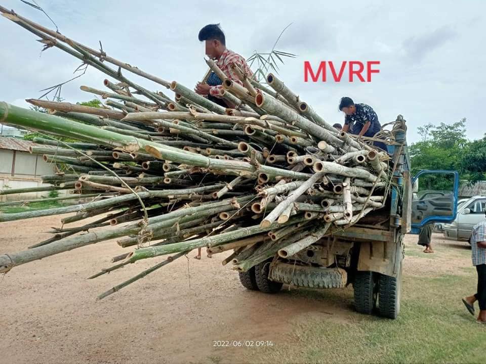 (မီးဘေးသင့်ပြည်သူများအတွက် အကူအညီများပို့ပေးနေစဥ် ။ ။ဓါတ်ပုံ-MVRF)