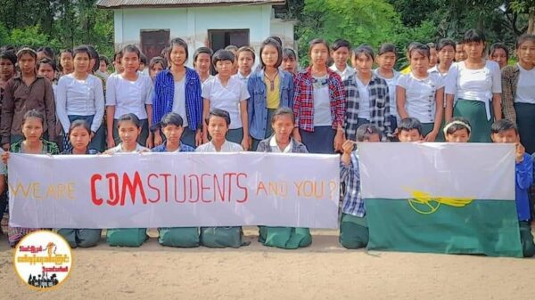 (ဒီပဲယင်းမြို့နယ်တွင် ​ကျောင်းသား၊​ကျောင်းသူများဦး​ဆောင်ကာ စစ်ကျွန်ပညာ​ရေးအလိုမရှိ​ကြောင်း ​မေလ၃၁ရက်က ဆန္ဒပြ​နေစဥ်)