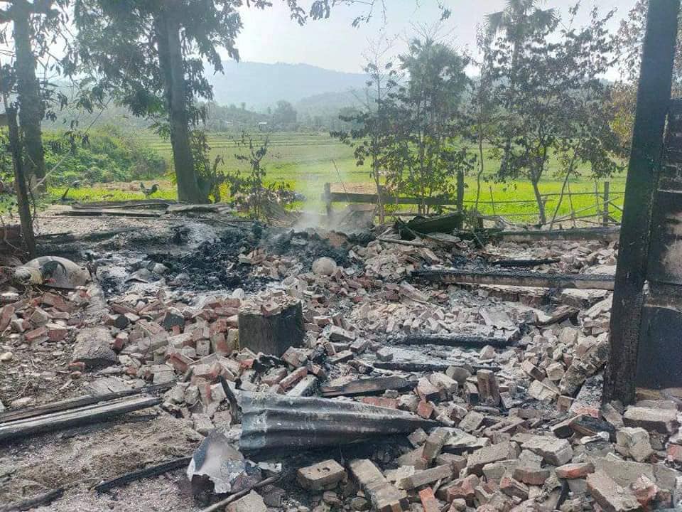 ကျော(ကပစ)မှ ထွက်လာသည့် စစ်ကောင်စီယာဉ်တန်း ထီးလင်းရှိ ရွာအချို့မှ နေအိမ်၊စပါးကျီနှင့် ဆိုင်ကယ်များ မီးရှို့ဖျက်ဆီးသွား