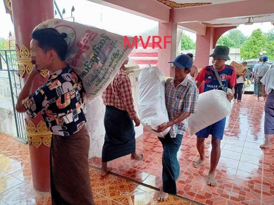 (မီးဘေးသင့်ပြည်သူများအတွက် အကူအညီများပို့ပေးနေစဥ် ။ ။ဓါတ်ပုံ-MVRF)