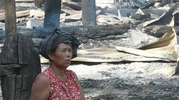 (ကနီမြို့နယ် ကင်းရွာအုပ်စု၌ မေလ၂၅ ရက်တွင် အကြမ်းဖက်စစ်ကောင်စီတပ်က မီးရှို့ခဲ့ပြီးနောက် မြင်တွေ့ရစဥ်)