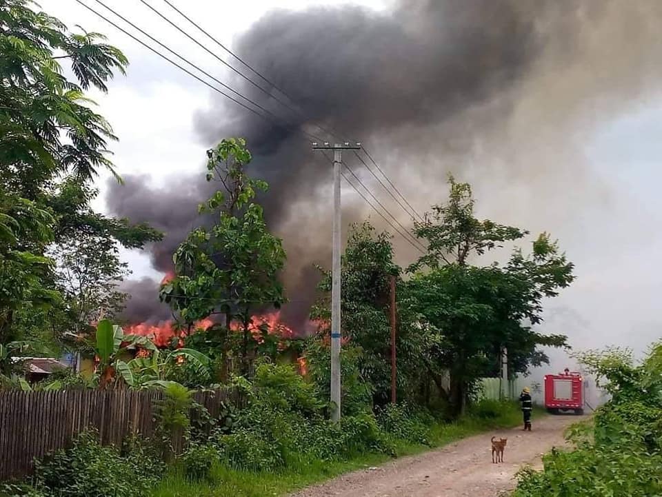 (တမူးပညာ​ရေးမှူးရုံးမီး​လောင်ကျွမ်း​နေမှု။ ။ဓါတ်ပုံ-CJ)