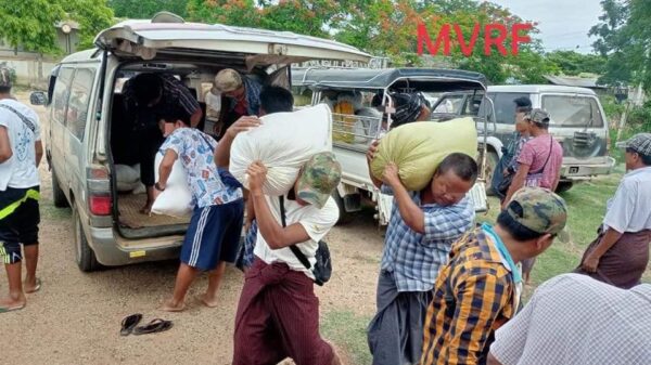 (မီး​​ဘေးသင့်ပြည်သူများအတွက် အကူအညီများပို့​ပေး​နေစဥ် ။ ။ဓါတ်ပုံ-MVRF)