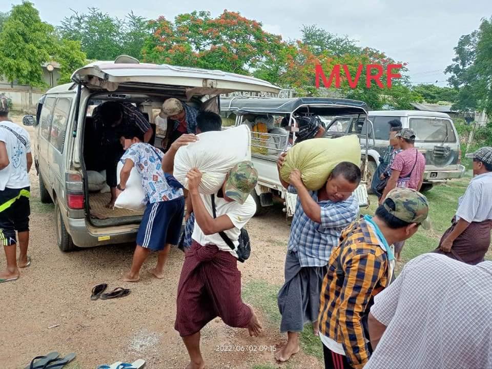 (မီး​​ဘေးသင့်ပြည်သူများအတွက် အကူအညီများပို့​ပေး​နေစဥ် ။ ။ဓါတ်ပုံ-MVRF)