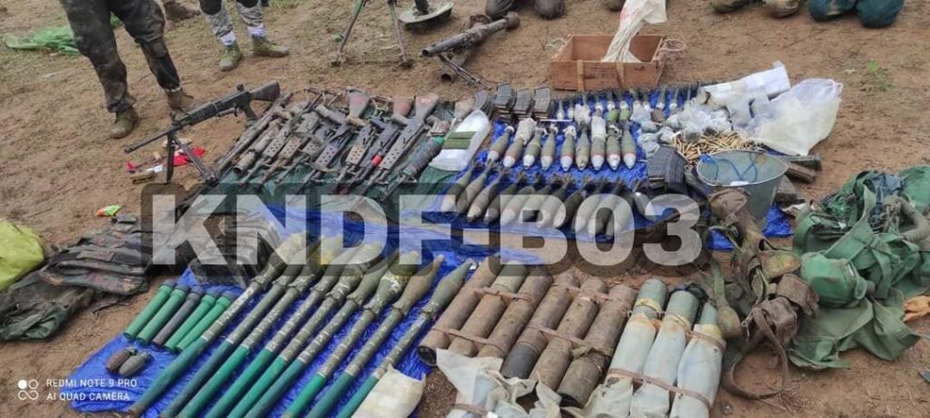 (ထီရိကျေးရွာတွင်စစ်ကောင်စီတပ်စွဲနေသောယာယီစခန်းကို တိုက်ခိုက်ပြီး ဖမ်းဆီးရမိသောစစ်သုံပန်နှင့် သိမ်းဆည်းရမိသောလက်နက်ခဲယမ်းများ။ ။ဓါတ်ပုံ-KNDF)