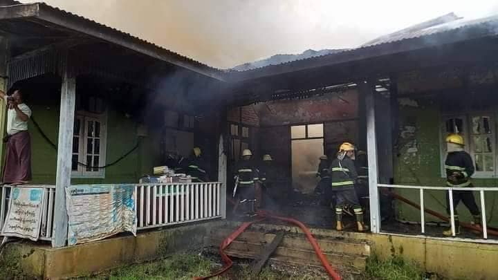 (တမူးပညာရေးမှူးရုံးမီးလောင်ကျွမ်းနေမှု။ ။ဓါတ်ပုံ-CJ)
