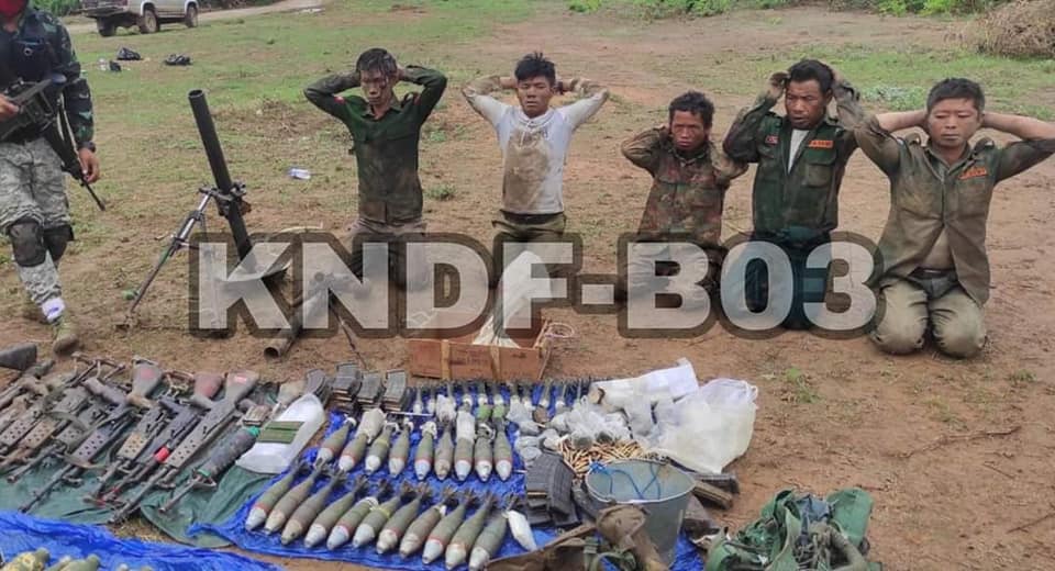(​ထီရိ​ကျေးရွာတွင်စစ်​ကောင်စီတပ်စွဲ​နေ​သောယာယီစခန်းကို တိုက်ခိုက်ပြီး ဖမ်းဆီးရမိ​​သောစစ်သုံပန်နှင့် သိမ်းဆည်းရမိ​သောလက်နက်ခဲယမ်းများ။ ။ဓါတ်ပုံ-KNDF)