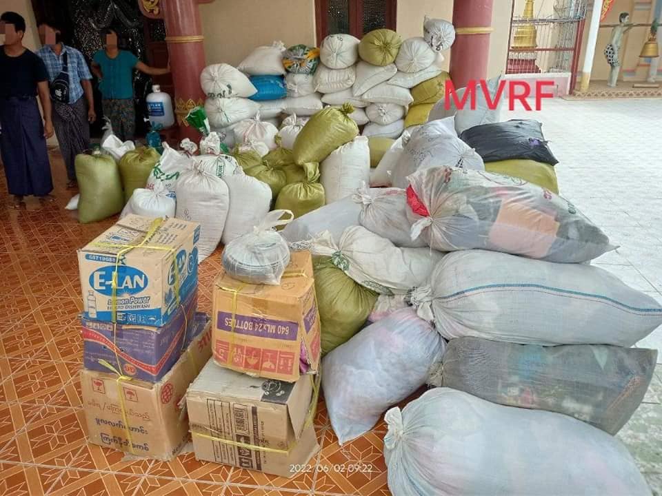 (မီးဘေးသင့်ပြည်သူများအတွက် အကူအညီများပို့ပေးနေစဥ် ။ ။ဓါတ်ပုံ-MVRF)