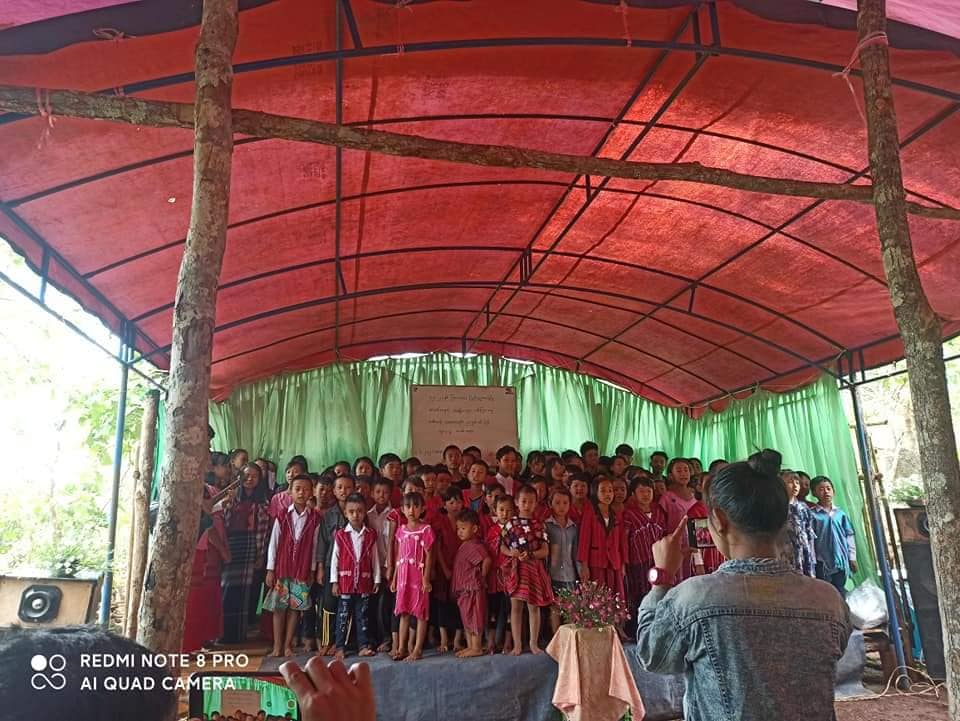 NUG ၏ကြားကာလပညာရေးစနစ်ဖြင့် ကရင်နီပြည်နယ်ကျောင်းတစ်ကျောင်းတွင်သင်တန်းဆင်းပွဲပြုလုပ်စဥ်