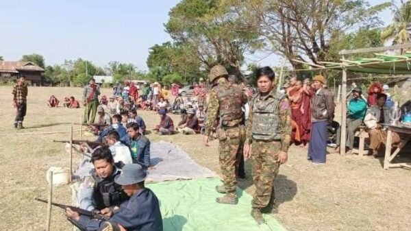 (စစ်ကိုင်းတိုင်းတွင်အကြမ်းဖက်စစ်တပ်ကပျူစောထီးများအားစစ်သင်တန်းသင်ကြားနေသည်ကိုတွေ့ရစဥ်။ ဓါတ်ပုံ-CJ)