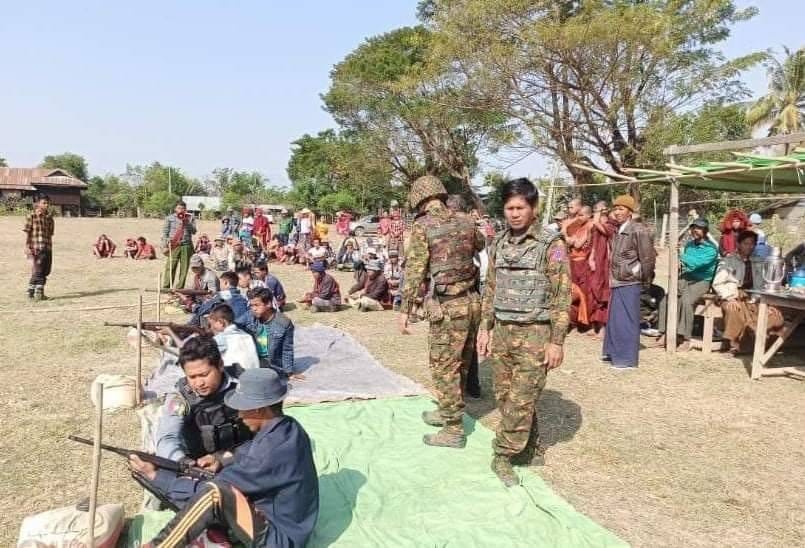 (စစ်ကိုင်းတိုင်းတွင်အကြမ်းဖက်စစ်တပ်ကပျူစောထီးများအားစစ်သင်တန်းသင်ကြားနေသည်ကိုတွေ့ရစဥ်။ ဓါတ်ပုံ-CJ)