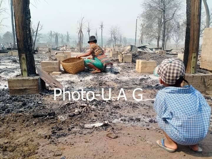 အကြမ်းဖက်စစ်တပ်က မီးရှို့ဖျက်ဆီးထားသောပြည်သူ့အိမ်များ။ ။ဓါတ်ပုံ-CJ