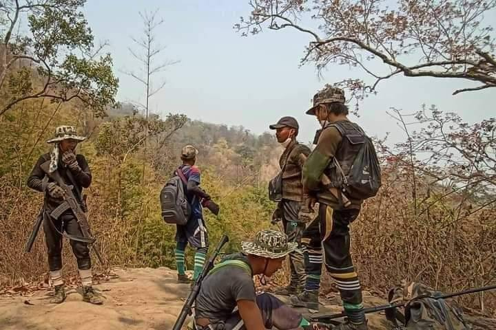 (ရှေ့တန်းတစ်နေရာတွင် တွေ့ရသော KLG တပ်ဖွဲ့ဝင် ရဲဘော်များ)
