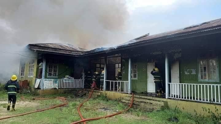 (တမူးပညာရေးမှူးရုံးမီးလောင်ကျွမ်းနေမှု။ ။ဓါတ်ပုံ-CJ)