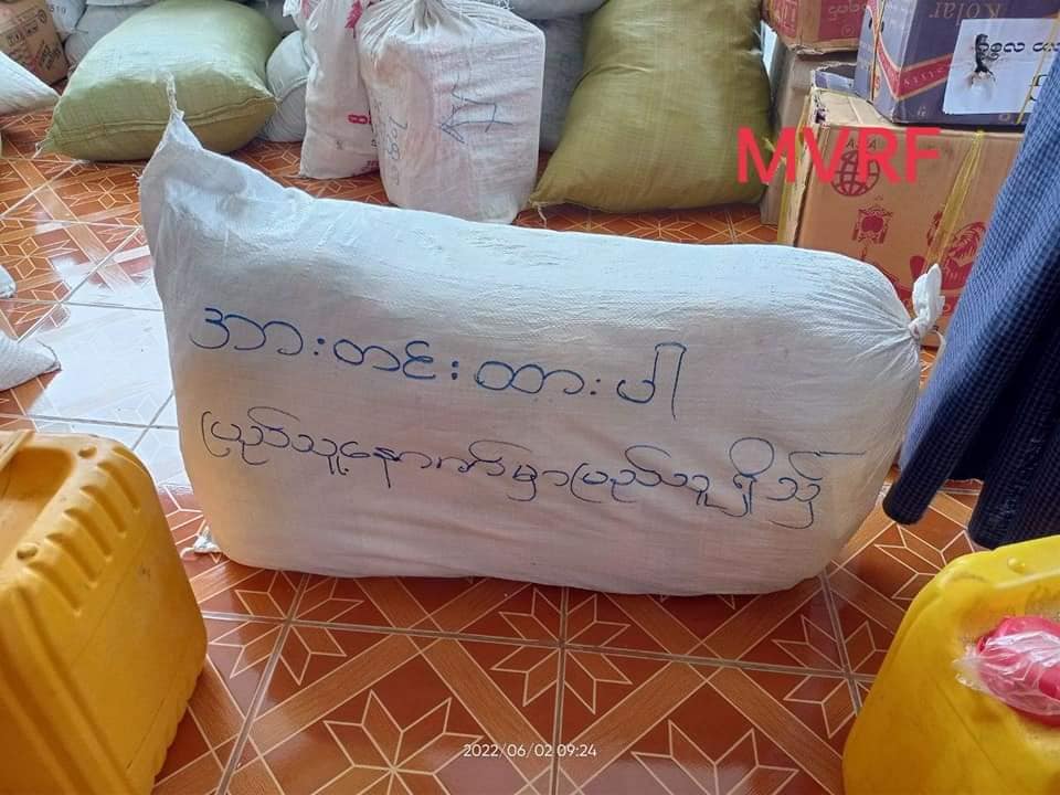 (မီးဘေးသင့်ပြည်သူများအတွက် အကူအညီများပို့ပေးနေစဥ် ။ ။ဓါတ်ပုံ-MVRF)