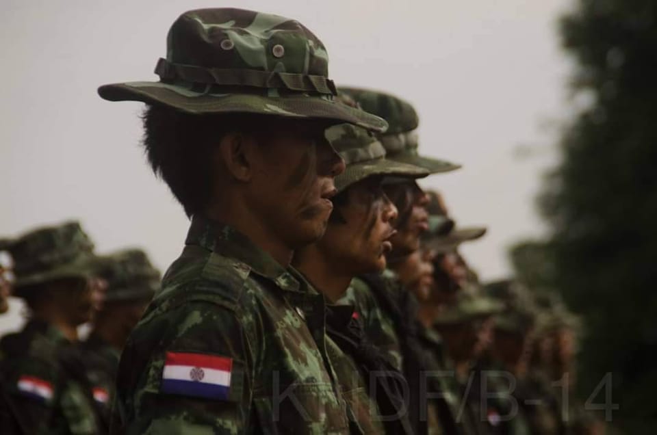 (KNDF ရဲ​ဘော်များအား ​တွေ့ရစဥ်)