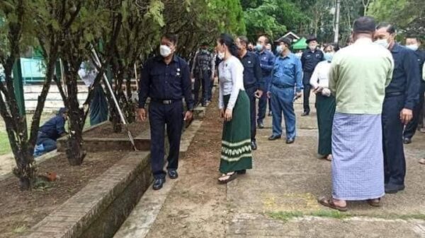 စစ်​ကောင်စီခန့်ရန်ကုန်မြို့​တော်ဝန်ကို ​ကျောင်းကိုလိုက်လံစစ်​ဆေးစဥ် ဆရာမများကလိုက်လံပြသစဥ်